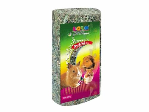 Lolo Pets hø til gnavere, 700 g. Perfekt til kaniner og andre små kæledyr, sikrer en god kost og sund fordøjelse. Ideelt som strøelse eller snack.