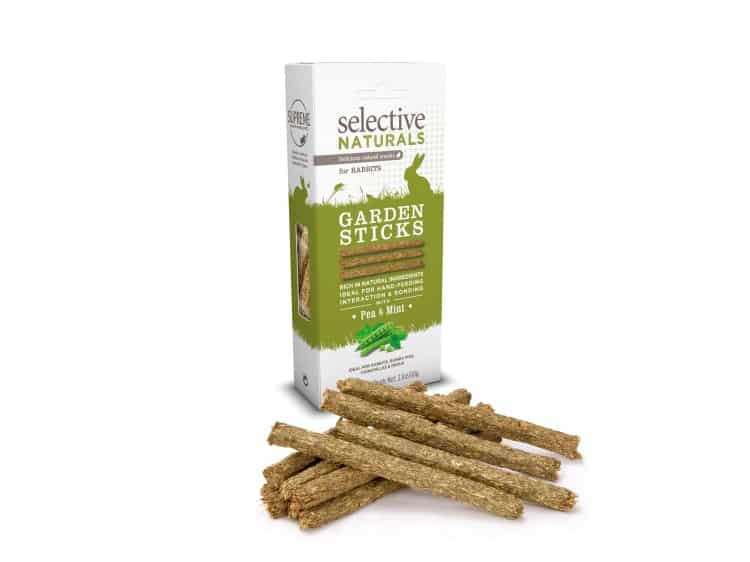 Gnaverudstyr fra Selective Naturals i form af Garden Sticks til kaniner, lavet af naturlige ingredienser. Perfekt til at stimulere tyggebehov og tilbyde en sund snack.