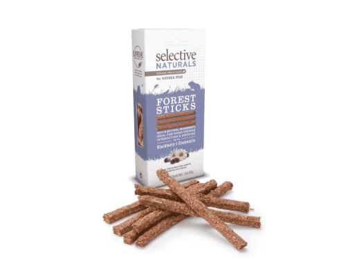 Selectiv Naturals Forest Sticks til gnavere, specielt designet til marsvin, med smag af brombær og kamille, der fremmer naturlig adfærd og interaktion.