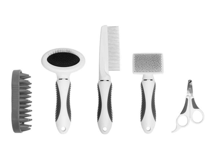 Sæt med plejeværktøj til gnavere, inklusive børste, kam, furminator og neglesaks, ideelt til grooming af mindre kæledyr som kaniner og marsvin. Designet til effektiv pelspleje og komfortabelt greb.