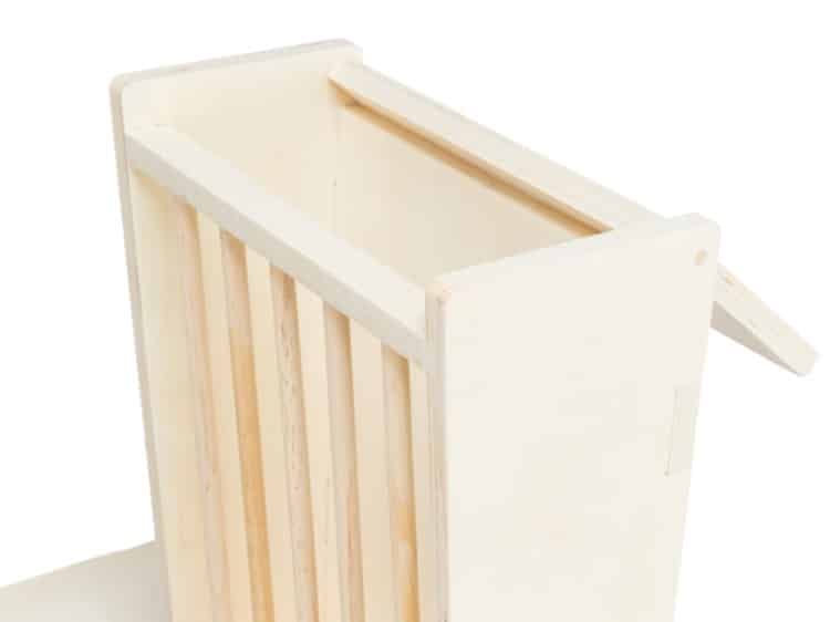 Fremragende træbur til gnavere, ideelt til hamstere, mus eller gerbiler. Dette holdbare bur har en åben design for god ventilation og nem adgang. Perfekt til indretning af et komfortabelt hjem for dine små kæledyr.