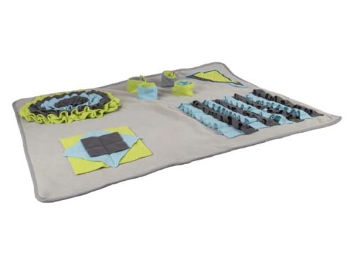 Legetæppe til gnavere i blødt fleece, designet til mental stimulering med flere forskellige teksturer og skjulte godbidder. Ideelt til hamster, mus og andre små kæledyr. Farverne inkluderer grå, blå, grøn og gul.