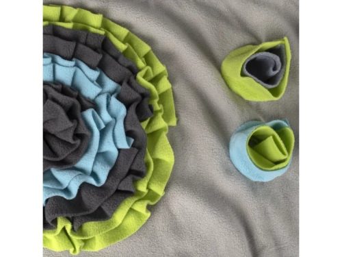 Farverig fleecemadras og tilbehør til gnavere fra Gnavernes Univers, ideelt til små kæledyr at hygge sig på og gemme sig i.