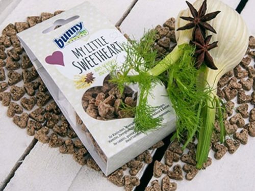 Bunny My Little Sweetheart snacks til gnavere, præsenteret med friske krydderurter og naturlige ingredienser. Ideel til små kæledyr som kaniner og marsvin.