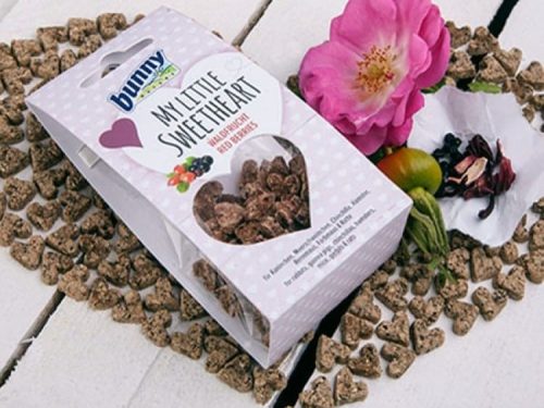 Bunny My Little Sweetheart snacks til gnavere, pakket i en hjerteformet boks med tørrede bær. Ideel godbid til hamstere og mindre kæledyr.