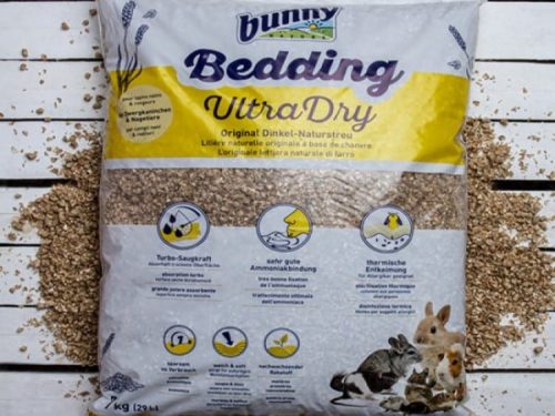 Bunny Bedding UltraDry, original dinkel-naturstrø, 7 kg. Ideelt til gnavere og mindre kæledyr med fremragende sugeevne og ammoniakbinding. Naturligt og miljøvenligt valg til dyrenes bur.