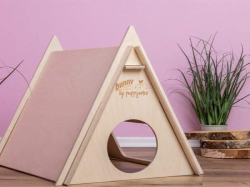 Træhus til gnavere fra Bunny by Puppies, ideelt som legetøj og skjulested til kaniner og mindre kæledyr. Designet i naturligt træ med en hyggelig, pyramideformet struktur.