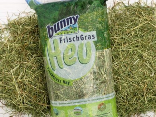 Bunny FrischGras hø til gnavere, naturligt og sundt foder, pakket i praktisk pose med friskt græs. Ideelt til kaniner og mindre kæledyr.