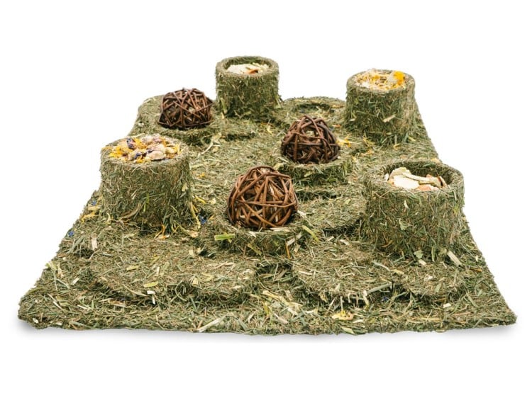 Naturlig aktivitetsmåtte til gnavere med hø og snacks i forskellige beholderformer, ideel til mental stimulation og leg. Perfekt til hamstere, kaniner og mindre kæledyr.