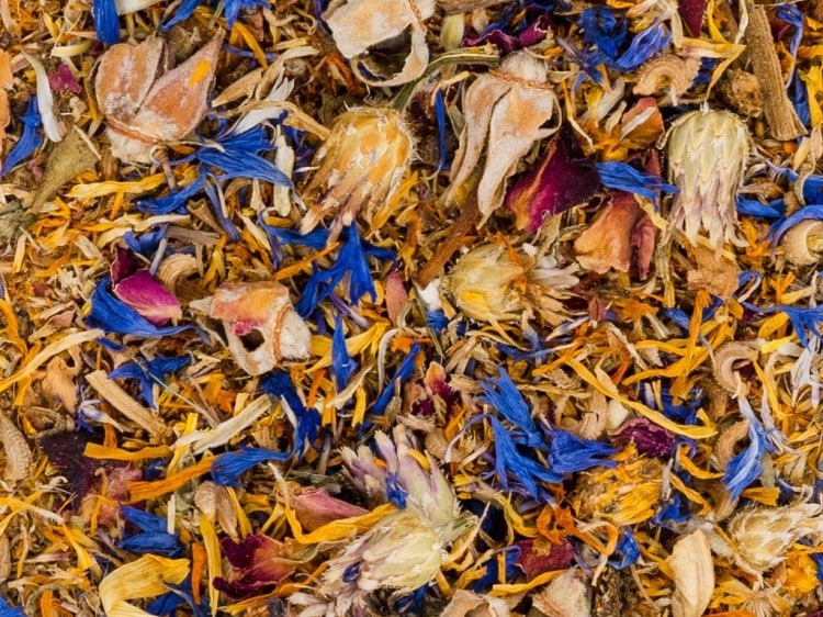 Blandede tørrede urter og blomster til gnavere, ideelt til at berige deres kost og give dem en naturlig snack. Perfekt til hamstere, marsvin og andre små kæledyr.