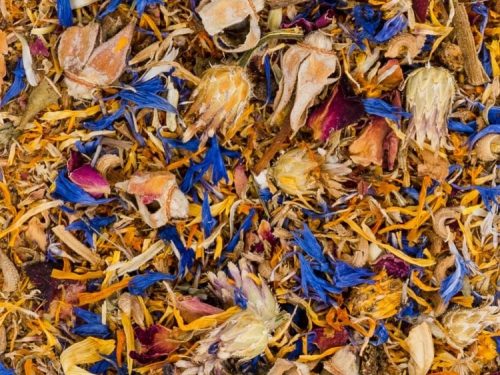 Blandede tørrede urter og blomster til gnavere, ideelle som en naturlig snack eller til pynt i bur. Perfekt til at berige kost og skabe et hyggeligt miljø for mindre kæledyr.