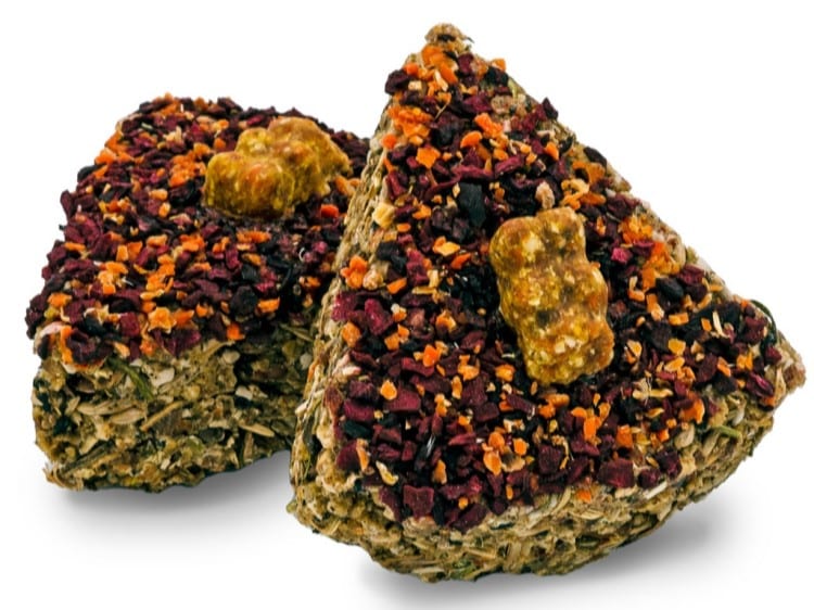 Naturlige snacks til gnavere, formet som trekanter og dekoreret med farverige frø og frugtstykker. Ideelt til at forkæle mindre kæledyr som hamstere og marsvin. Perfekt til at stimulere tygge- og legeinstinktet.