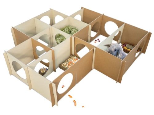 Kartonlabyrint til gnavere med flere rum og åbninger, perfekt til at stimulere og underholde kaniner og mindre kæledyr. Ideel til opbevaring af hø og snacks.