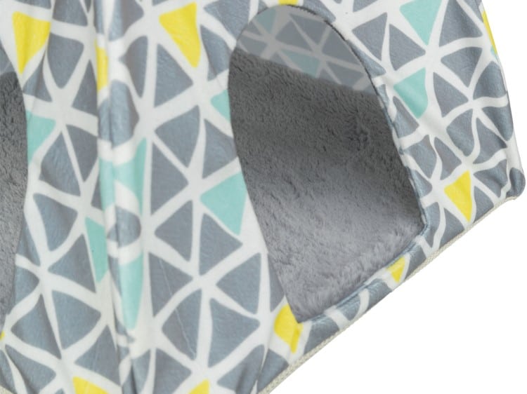 Farverig hule til små kæledyr, ideel til gnavere som hamster eller mus. Designet med bløde indvendige materialer for komfort og sikkerhed. Perfekt til leg og hvile.