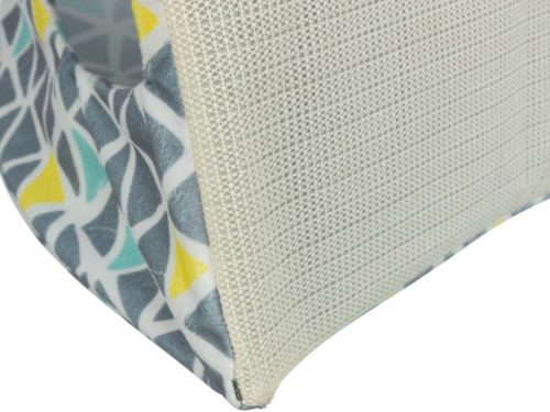 Kantet gnaverhus i farverigt design med netmateriale, ideelt til små kæledyr som hamstere og mus. Perfekt til at skabe et trygt og hyggeligt miljø.