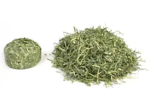 Tørret hø til gnavere, præsenteret som en bunke og en rund balle, ideelt til at sikre en sund kost for hamstere og kaniner. Perfekt til naturlig fodring og stimulering.