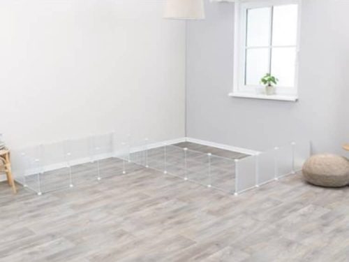 Gennemsigtig indhegning til gnavere, ideel til at skabe et sikkert legeområde indendørs. Perfekt til mindre kæledyr som kaniner og marsvin.