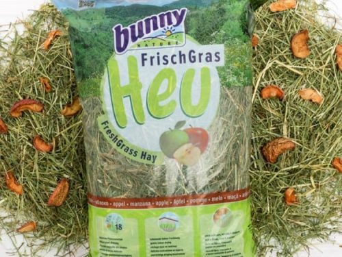 Frisk græs hø fra Bunny Nature, ideelt til gnavere og mindre kæledyr, med lækre æblebidder for ekstra smag og næring. Perfekt til at sikre en sund kost.