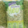 Frisk græs hø fra Bunny, ideelt til gnavere og mindre kæledyr, pakket i en praktisk pose med naturlige ingredienser som kamille og mazzanilla. Perfekt til at sikre en sund og varieret kost.