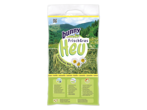 Bunny FrischGras hø, en sund og velsmagende høblanding til gnavere og mindre kæledyr, pakket i en praktisk pose med håndtag. Ideel til daglig fodring og berigelse af dyrenes kost.