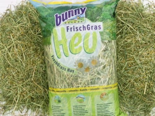 Frisk græs hø fra Bunny, ideelt til gnavere og mindre kæledyr, pakket i en praktisk pose med naturlige ingredienser som kamille og mazzanilla. Perfekt til at sikre en sund og varieret kost.