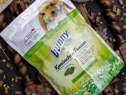Bunny KaninchenTraum urtete blanding til gnavere, velegnet til kaniner fra 6 måneder. Pakken viser friske urter og grøntsager, der understøtter sundhed og velvære.