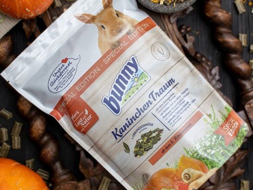 Bunny Kaninchen Traum special edition foder til kaniner, indeholdende naturlige ingredienser og grøntsager, designet til at støtte sundheden og velværet hos mindre kæledyr.