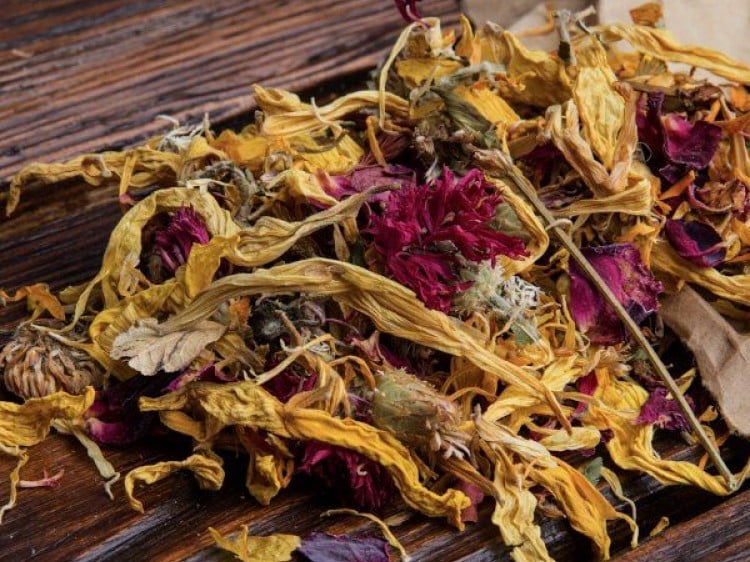 Blandet tørrede blomster og urter til gnavere, ideelt som naturlig snack eller tilbehør til små kæledyr. Perfekt til at berige deres kost og stimulere deres sanser.