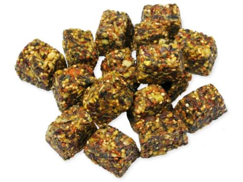 Gnaver snacks i terningform, fremstillet af naturlige ingredienser, ideelle til hamstere, mus og andre mindre kæledyr. Rig på vitaminer og mineraler for sundhed og velvære.