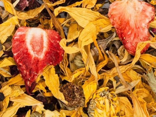Tørrede frugter og blomsterblade i gult og rød, velegnet som naturlig snacks og tilbehør til gnavere og mindre kæledyr. Ideel til at berige deres kost og stimulere nysgerrigheden.