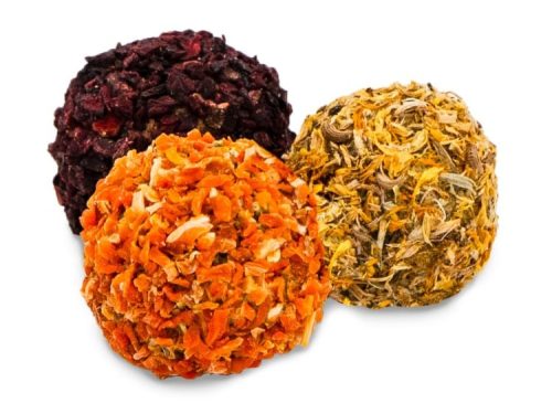 Farverige snacks til gnavere, bestående af tre forskellige smagsvarianter i kugleform, ideelle som sundt tilbehør til mindre kæledyr. Perfekte til at berige dyrenes kost og stimulere deres naturlige instinkter.