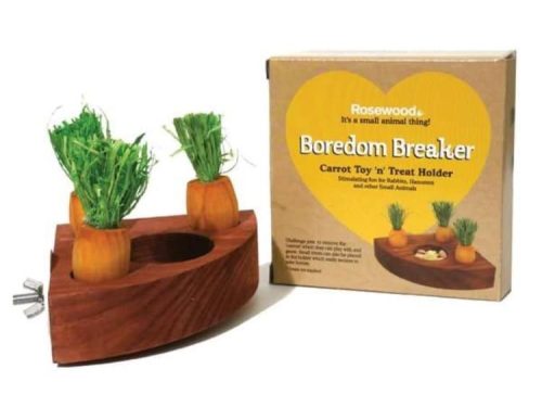 Boredom Breaker Carrot Toy 'n' Treat Holder fra Rosewood, designet til at stimulere kaniner, hamstere og andre små kæledyr. Indeholder en træbase med gulerodslignende legetøj og en beholder til godbidder, der holder dit kæledyr underholdt.