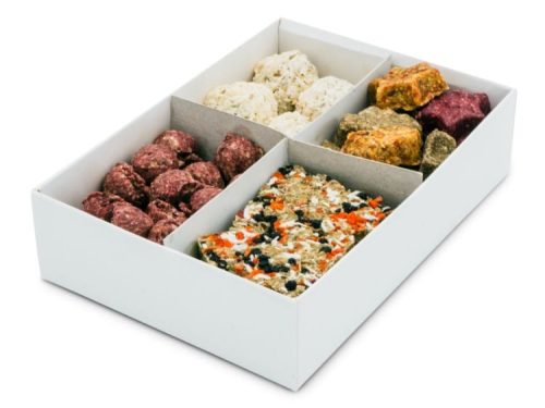 Boks med varieret snacks til gnavere og små kæledyr, herunder sundhedsvenlige godbidder i forskellige former og farver. Ideel til at forkæle dit kæledyr med smagfulde og nærende snacks.