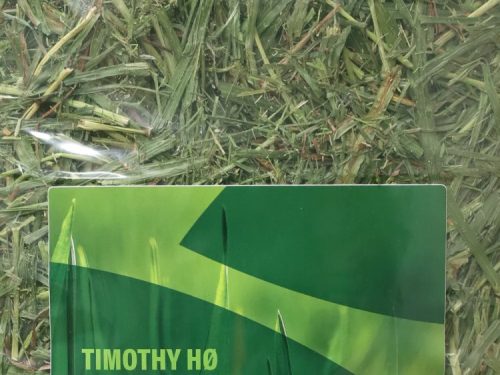 Timothy hø til gnavere, ideelt til hamster, kanin og marsvin, pakket i praktisk plastpose. Høet er af høj kvalitet og sikrer optimal ernæring og trivsel for mindre kæledyr.