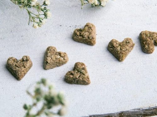 Hjerteformede snacks til gnavere, lavet af naturlige ingredienser, ideelle som en sund godbid til dit kæledyr. Perfekt til hamstere, mus og andre små dyr.