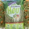 Frisk græs hø fra Bunny Nature, ideelt til gnavere og mindre kæledyr, med lækre æblebidder for ekstra smag og næring. Perfekt til at sikre en sund kost.
