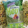 Frisk græs hø fra Bunny, ideelt til gnavere og mindre kæledyr. Høet er fyldt med blomster og urter, der fremmer sundhed og velvære. Perfekt som en naturlig del af kosten for dine kæledyr.