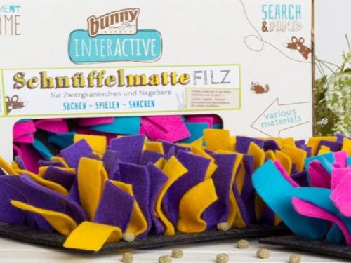 Schnüffelmatte fra Bunny er en interaktiv aktivitetsmåtte til dværgkaniner og gnavere. Den farverige måtte er designet til at stimulere dit kæledyrs sanser gennem søgning og leg. Ideel til at holde små kæledyr aktive og engagerede.