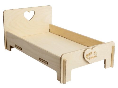 Sød træ seng til gnavere fra Bunny by Puppi's, designet med hjerteformet udsnit i hovedgærdet. Ideel til små kæledyr som kaniner og marsvin, og giver et hyggeligt og sikkert sted at hvile.