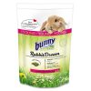 Bunny Nature RabbitDream foder til unge kaniner, indeholdende 42 forskellige planter fra naturlige enge, der understøtter sund vækst og optimal ernæring. Velegnet til kaniner op til 6 måneder gamle.