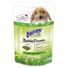 Bunny Nature RabbitDream foder til kaniner, beriget med 42 forskellige urter fra naturlige enge, designet til at understøtte en sund kost for gnavere fra 6 måneder og opefter.