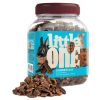 Little One Carob Snack til gnavere, sund og lækker godbid lavet af johannesbrød. Ideel til kaniner, hamster og andre små kæledyr. Funktionelt design med praktisk beholder og naturlige ingredienser.