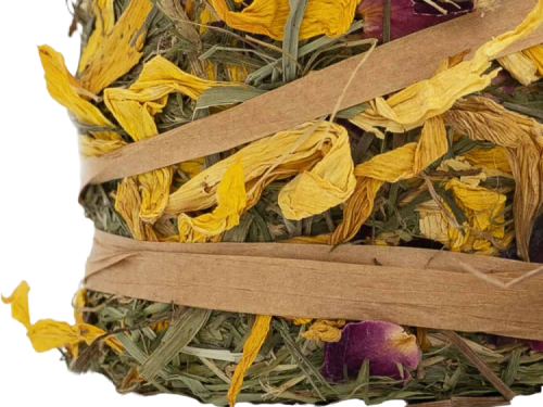 Tørret urtemix til gnavere med blomster og græs, ideel som sund snack og berigelse til mindre kæledyr. Perfekt til at stimulere naturlig adfærd og tilføje variation til kosten.