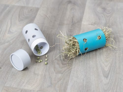 Toiletter til gnavere i farverne hvid og blå, med åbninger til fodring og leg. Ideel til små kæledyr som hamstere og marsvin. Gnavernes Univers tilbyder praktiske og sjove løsninger til dit kæledyrs velvære.