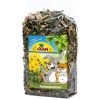 JR FARM Topinamburkræut er en sund og lækker blanding af tørrede urter og planter, ideel til gnavere og mindre kæledyr. Denne naturlige snack stimulerer dyrenes nysgerrighed og giver dem essentielle næringsstoffer. Perfekt til daglig fodring og som belønning.