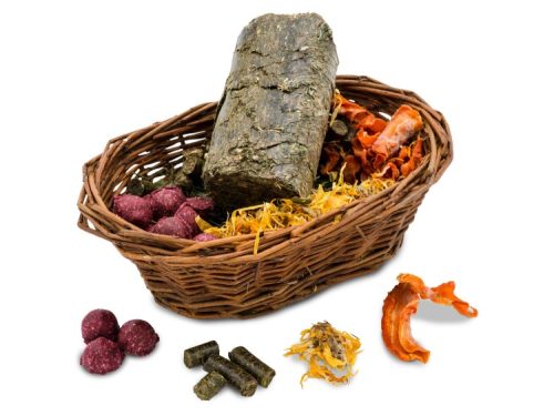 Gnavernes Univers naturlige snacks og foder til gnavere, inklusive tørrede grøntsager, frø, og pellets, præsenteret i en kurv. Ideelt til hamstere, kaniner og andre små kæledyr.