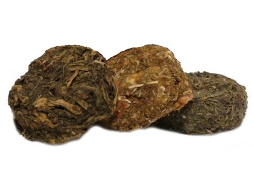 Naturlige snacks til gnavere, bestående af tre forskellige varianter af græsbolde, ideelle til hamstere, marsvin og andre små kæledyr.