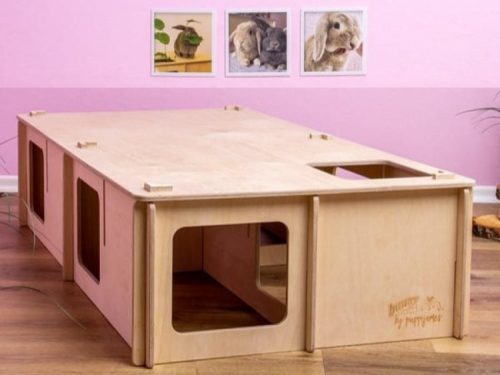 Stort aktivitetsområde til gnavere, lavet af træ, med åbninger til leg og udforskning. Ideelt til kaniner og mindre kæledyr. Designet af Bunny by Puppylove.