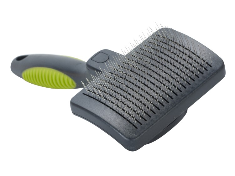 Børste til pelspleje af små kæledyr, ideel til gnavere som kaniner og marsvin, med ergonomisk håndtag for bedre greb. Perfekt til at fjerne døde hår og snavs.