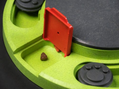 Gnaverleger med foderskål i grønt og rødt, designet til små kæledyr som hamstere og muse. Ideel til at holde foderet på plads og skabe en sjov legesituation.